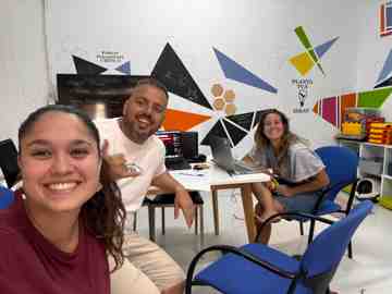 Equipo de trabajo durante una sesión de preparación metodológica del proyecto de investigación sobre soledad no deseada en jóvenes.