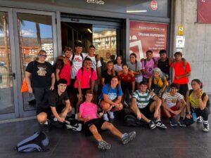 Grupo de alumnado del IES Puntalarga participante en la jornada de accesibilidad cognitiva de Candelaria, junto a personas acompañantes, en la entrada de un edificio municipal.