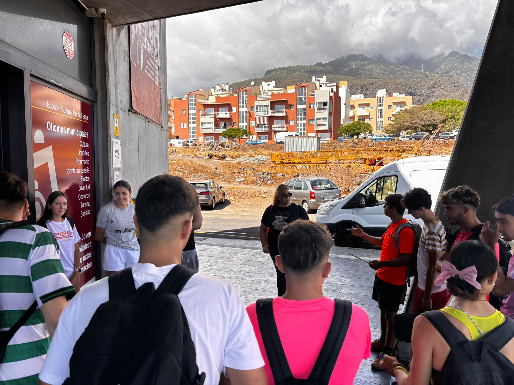 Momento de la jornada participativa con alumnado del IES Puntalarga durante el recorrido por espacios municipales de Candelaria.